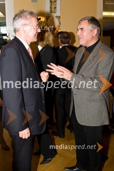 Tim Simmons, veleposlanik Združenega Kraljestva Velike Britanije in Severne Irske in Zoran Predin, glasbenikObisk kraljice Elizabete II. in vojvode Edinburškega v Sloveniji - prvi dan (prihod in sprejem v Grand Hotelu Union)