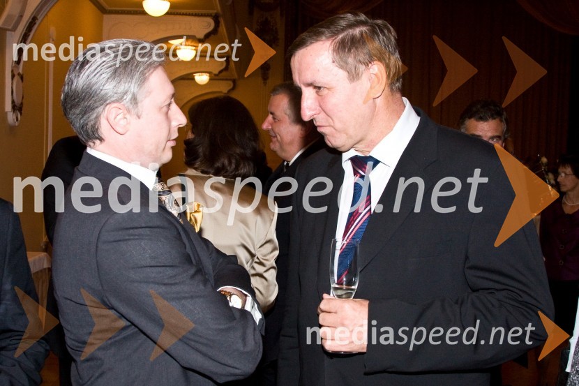 Iztok Mirošič, veleposlanik RS v Združenem kraljestvu Velike Britanije in Severne Irske in Jožef Jerovšek, poslanec SDSObisk kraljice Elizabete II. in vojvode Edinburškega v Sloveniji - prvi dan (prihod in sprejem v Grand Hotelu Union)