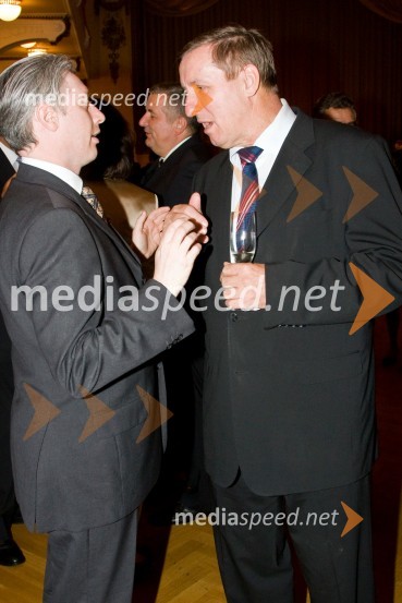 Iztok Mirošič, veleposlanik RS v Združenem kraljestvu Velike Britanije in Severne Irske in Jožef Jerovšek, poslanec SDSObisk kraljice Elizabete II. in vojvode Edinburškega v Sloveniji - prvi dan (prihod in sprejem v Grand Hotelu Union)