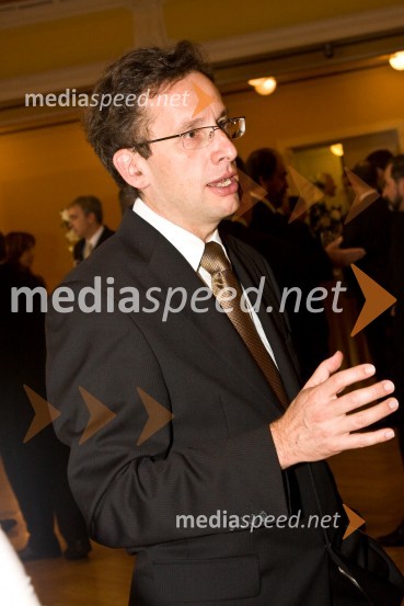 Dr. Žiga Turk, minister za razvoj in profesor na Pravni fakulteti Univerze v LjubljaniObisk kraljice Elizabete II. in vojvode Edinburškega v Sloveniji - prvi dan (prihod in sprejem v Grand Hotelu Union)