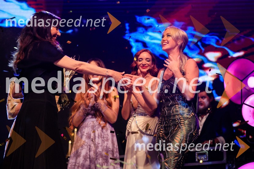  Tina  Fabjan, vodja umetnikov ličenja Max Factor;  Mojca Mavec, voditeljica;  Patricia PangeršičPatricia Pangeršič je Femme fatal 2021