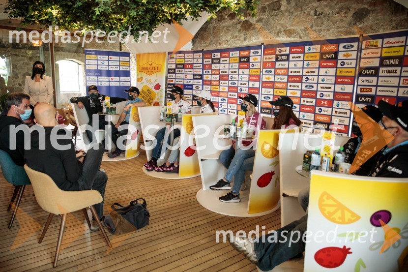 Srečanje s članicami smučarske reprezentance v tehničnih disciplinah