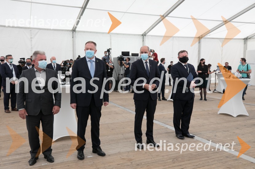 mag. Andrej Vizjak, minister za okolje in prostor;  Zdravko Počivalšek, minister za gospodarski razvoj in tehnologijo;  Janez Janša, predsednik vlade RS;  ... Zagon nove linije, Paloma