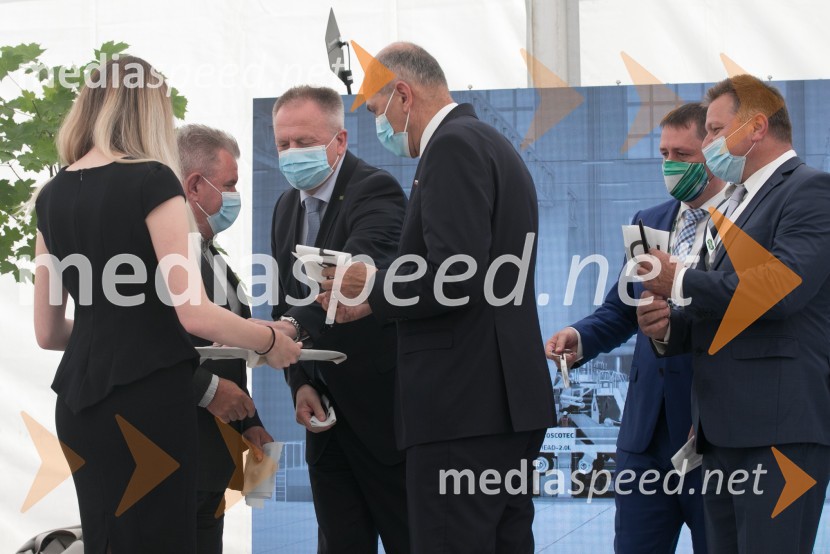  ... ; mag. Andrej Vizjak, minister za okolje in prostor;  Zdravko Počivalšek, minister za gospodarski razvoj in tehnologijo;  Janez Janša, predsednik vlade RS;  ... ;  ... Zagon nove linije, Paloma