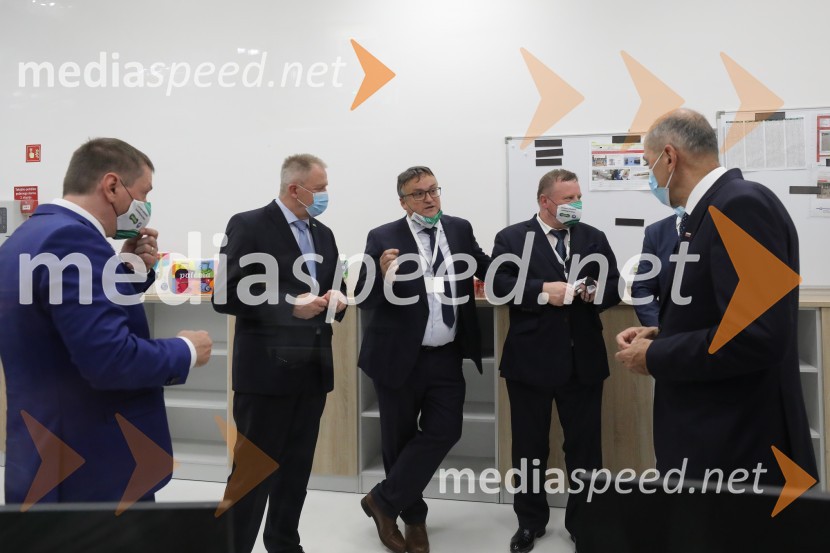  ... ;  Zdravko Počivalšek, minister za gospodarski razvoj in tehnologijo;  ... ;  ... ;  Janez Janša, predsednik vlade RSZagon nove linije, Paloma