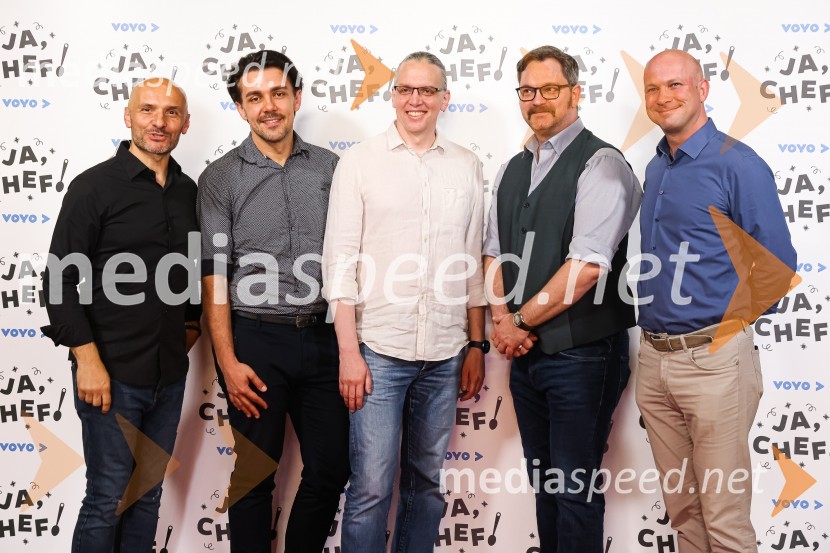  Branko Čakarmiš,  programski direktor, Pro Plus;  Aleš Vovk - Raay, glasbenik, duo Maraaya;  Marko  Naberšnik, režiser in scenarist;  Jurij  Zrnec, igralec;  Igor Gajič, montažer in scenaristJa, chef!, predpremiera nove slovenske serije