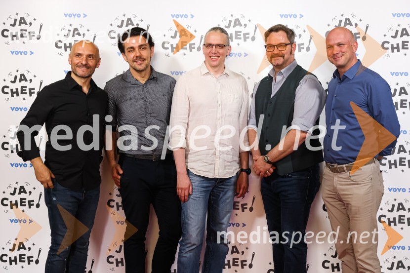  Branko Čakarmiš,  programski direktor, Pro Plus;  Aleš Vovk - Raay, glasbenik, duo Maraaya;  Marko  Naberšnik, režiser in scenarist;  Jurij  Zrnec, igralec;  Igor Gajič, montažer in scenaristJa, chef!, predpremiera nove slovenske serije