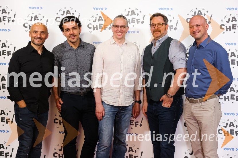  Branko Čakarmiš,  programski direktor, Pro Plus;  Aleš Vovk - Raay, glasbenik, duo Maraaya;  Marko  Naberšnik, režiser in scenarist;  Jurij  Zrnec, igralec;  Igor Gajič, montažer in scenaristJa, chef!, predpremiera nove slovenske serije