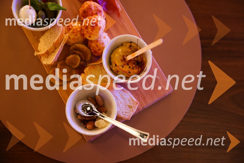 Ja, chef!, predpremiera nove slovenske serije