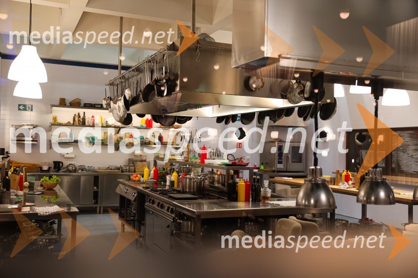 Ja, chef!, predpremiera nove slovenske serije