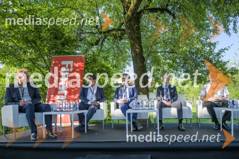  Janez  Škrabec, direktor Riko d.o.o., predsednik Slovensko-ruskega poslovnega sveta, častni konzul Belorusije;  ... ;  Vladimir Prebilič, Fakulteta za družbene vede, Univerza v Ljubljani;  Samo Pogorelc, župan občine Ribnica;  ... Kočevsko Ribniški forum 2021