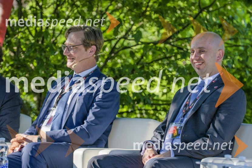 dr. Vladimir Prebilič, obramboslovec, župan občine Kočevje;  Samo Pogorelc, župan občine RibnicaKočevsko Ribniški forum 2021