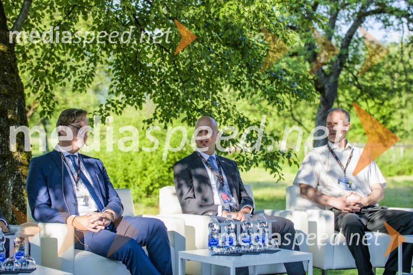 dr. Vladimir Prebilič, obramboslovec, župan občine Kočevje;  Samo Pogorelc, župan občine Ribnica;  ... Kočevsko Ribniški forum 2021