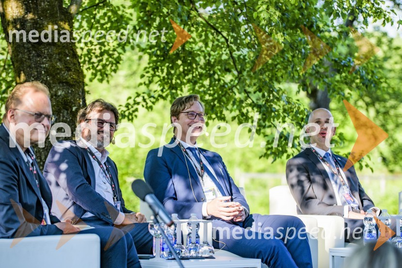  Janez  Škrabec, direktor Riko d.o.o., predsednik Slovensko-ruskega poslovnega sveta, častni konzul Belorusije;  ... ; dr. Vladimir Prebilič, obramboslovec, župan občine Kočevje;  ... Kočevsko Ribniški forum 2021