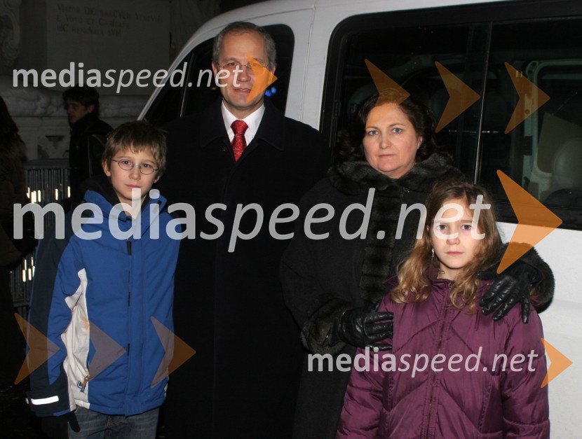 Boris Sovič, mariborski župan v letih 1998-2006 z ženo Ano ter hčerko in sinomSilvestrovanje, Glavni trg Maribor