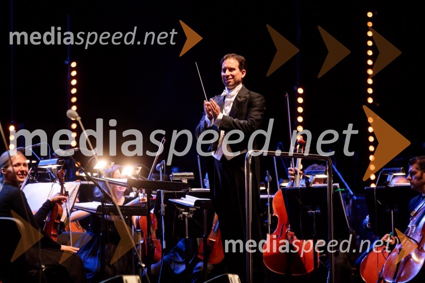  Simon Krečič, dirigent in pianistOperna noč v Ljubljani