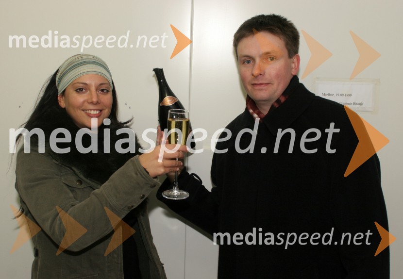 Veronika Žajdela, igralka ter televizijska voditeljica in Andrej Tišler, komercialni zastopnik Vinaga, ki je odprl šampanjecSilvestrovanje, Glavni trg Maribor