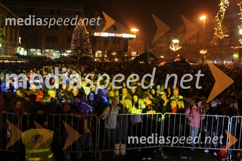 Množica obiskovalcev silvestrovanja na prostemSilvestrovanje, Glavni trg Maribor