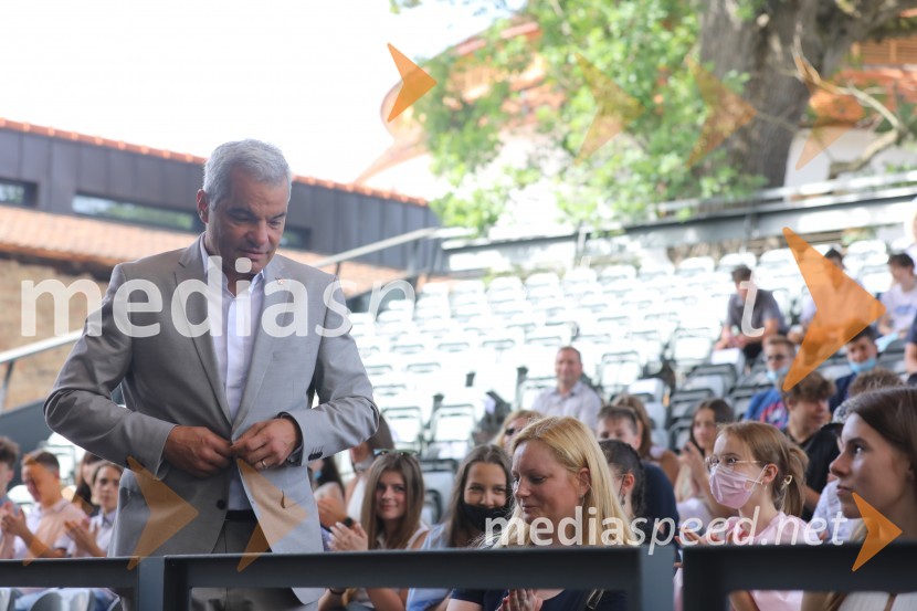  Aleksander Saša Arsenovič, župan, Mestna občina MariborŽupan MOM Saša Arsenovič podelil priznanja najuspešnejšim učencem in dijakom