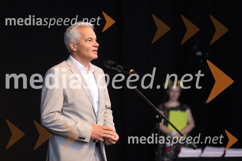  Aleksander Saša Arsenovič, župan, Mestna občina MariborŽupan MOM Saša Arsenovič podelil priznanja najuspešnejšim učencem in dijakom