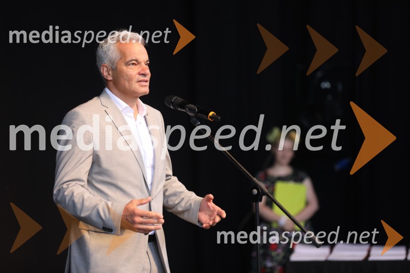  Aleksander Saša Arsenovič, župan, Mestna občina MariborŽupan MOM Saša Arsenovič podelil priznanja najuspešnejšim učencem in dijakom