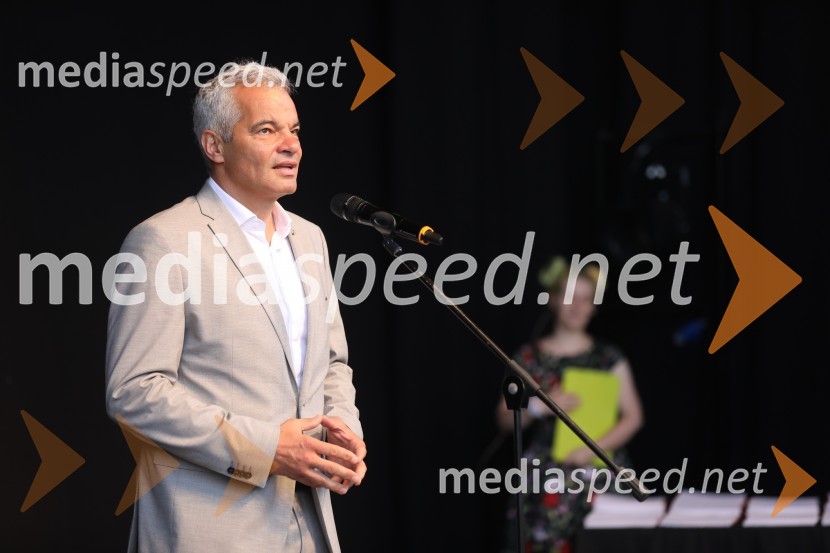  Aleksander Saša Arsenovič, župan, Mestna občina MariborŽupan MOM Saša Arsenovič podelil priznanja najuspešnejšim učencem in dijakom