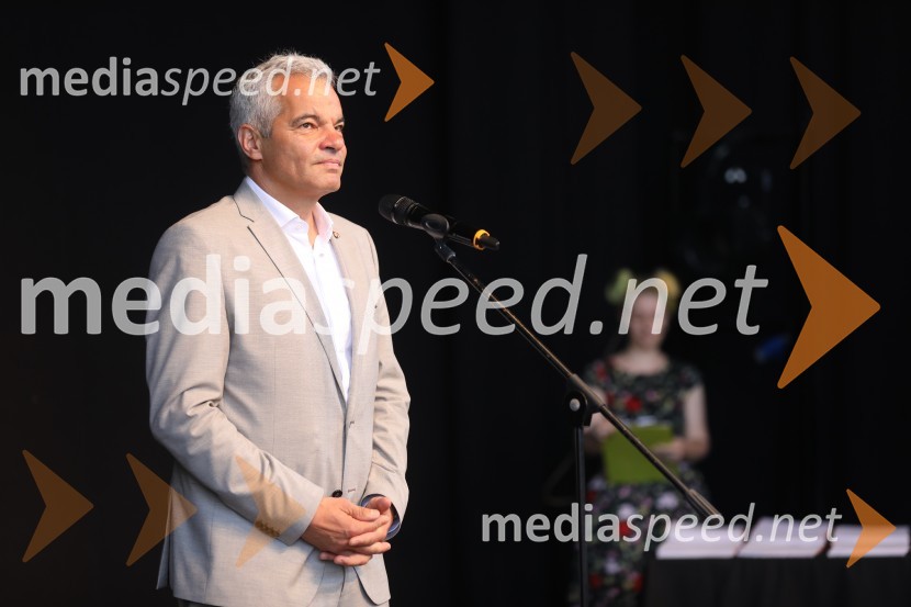  Aleksander Saša Arsenovič, župan, Mestna občina MariborŽupan MOM Saša Arsenovič podelil priznanja najuspešnejšim učencem in dijakom