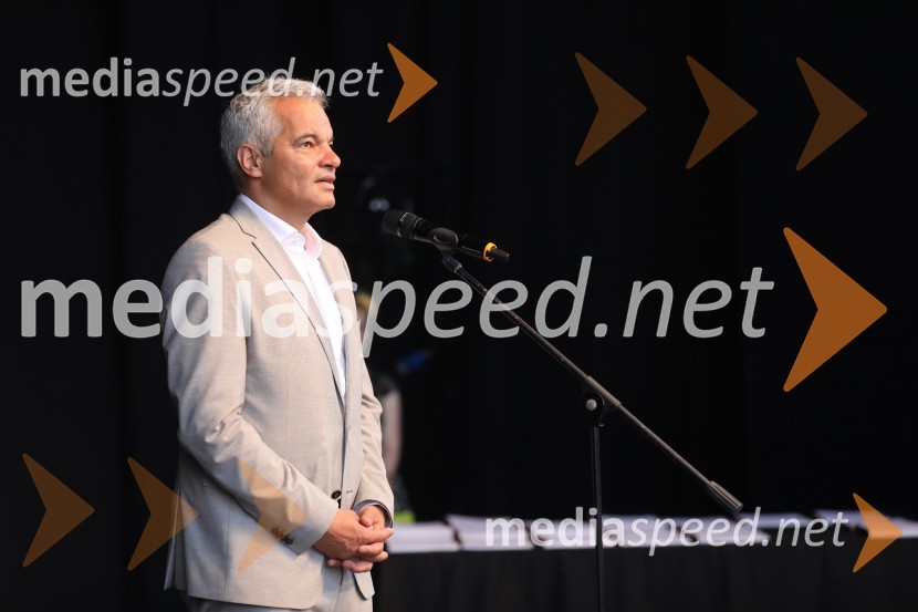  Aleksander Saša Arsenovič, župan, Mestna občina MariborŽupan MOM Saša Arsenovič podelil priznanja najuspešnejšim učencem in dijakom