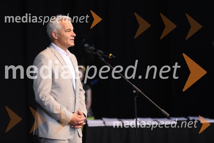  Aleksander Saša Arsenovič, župan, Mestna občina MariborŽupan MOM Saša Arsenovič podelil priznanja najuspešnejšim učencem in dijakom