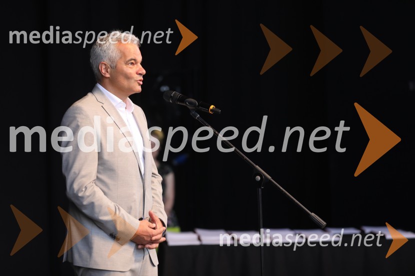  Aleksander Saša Arsenovič, župan, Mestna občina MariborŽupan MOM Saša Arsenovič podelil priznanja najuspešnejšim učencem in dijakom