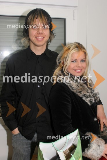 Matej Mršnik, kitarist spremljevalnega benda pevke Neishe in pevka NeishaSilvestrovanje, Glavni trg Maribor