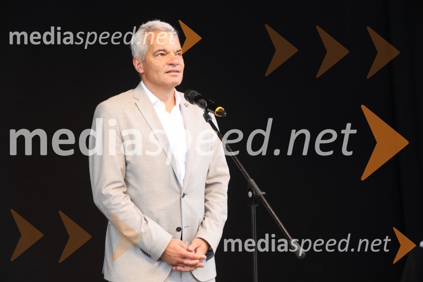  Aleksander Saša Arsenovič, župan, Mestna občina MariborŽupan MOM Saša Arsenovič podelil priznanja najuspešnejšim učencem in dijakom