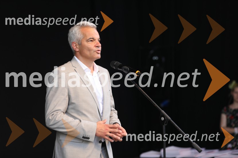  Aleksander Saša Arsenovič, župan, Mestna občina MariborŽupan MOM Saša Arsenovič podelil priznanja najuspešnejšim učencem in dijakom