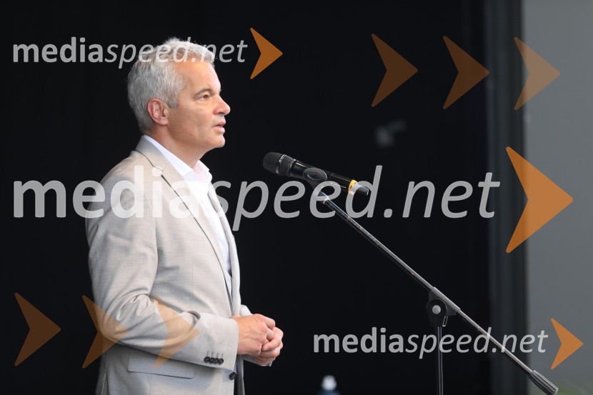  Aleksander Saša Arsenovič, župan, Mestna občina MariborŽupan MOM Saša Arsenovič podelil priznanja najuspešnejšim učencem in dijakom