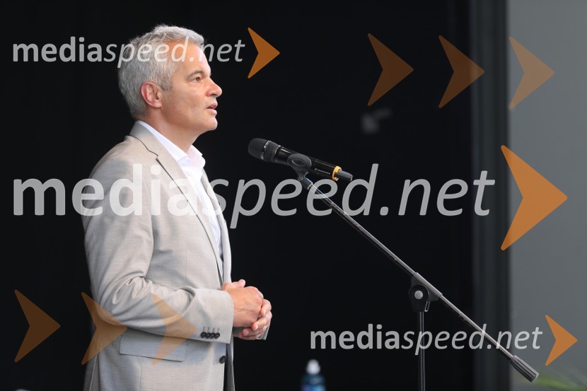  Aleksander Saša Arsenovič, župan, Mestna občina MariborŽupan MOM Saša Arsenovič podelil priznanja najuspešnejšim učencem in dijakom