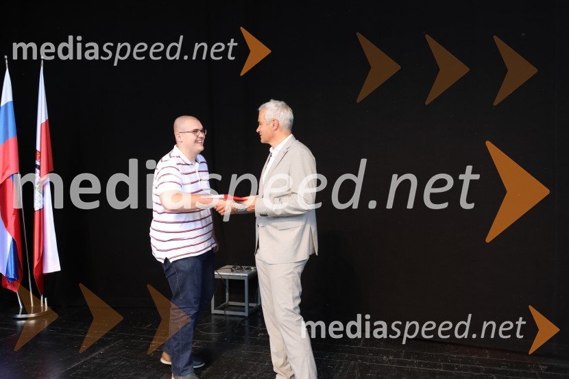  ... ;  Aleksander Saša Arsenovič, župan, Mestna občina MariborŽupan MOM Saša Arsenovič podelil priznanja najuspešnejšim učencem in dijakom