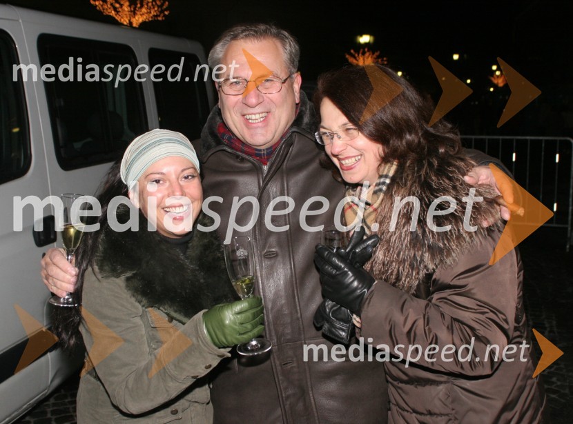 Veronika Žajdela, igralka in televizijska voditeljica, Milan Razdevšek, direktor Zavoda za turizem Maribor in Mirjana Koren, direktorica Pokrajinskega muzeja MariborSilvestrovanje, Glavni trg Maribor
