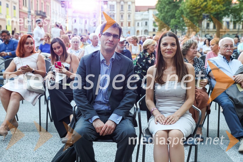  Andrej Grah Whatmough, generalni direktor RTV Slovenija;  Vesna Zadravec, strokovna direktorica za področje tržnih dejavnosti in programskih vsebin, RTV SlovenijaPoletna noč 2021, poklon Tadeju Hrušovarju