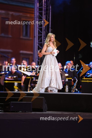  Bernarda Žarn, voditeljicaPoletna noč 2021, poklon Tadeju Hrušovarju