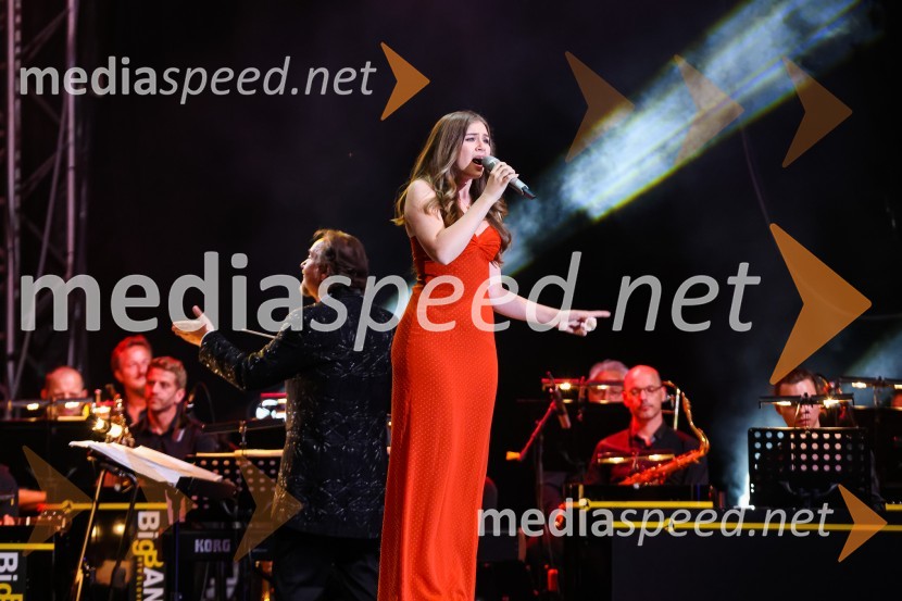  Špela Lešnjek, pevkaPoletna noč 2021, poklon Tadeju Hrušovarju