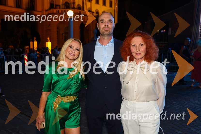  Nuša Derenda, pevka;  Bernard Hrušovar;  Ditka Haberl, pevkaPoletna noč 2021, poklon Tadeju Hrušovarju