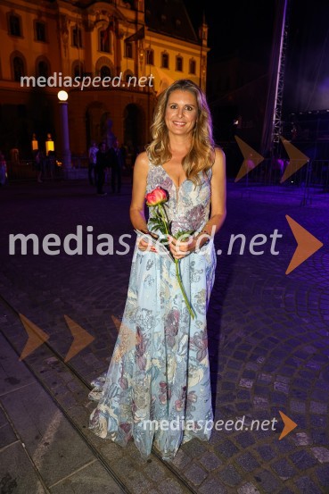  Bernarda Žarn, voditeljicaPoletna noč 2021, poklon Tadeju Hrušovarju