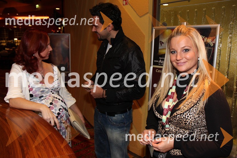 Metka Klajderič Kobler, lastnica agencije Vulcano models, Petar Grašo, hrvaški pevec in Nika Marolt, organizatorka zabavnega programa v igralniško-zabaviščnem centru MondMondeno v Mondu - modna revija