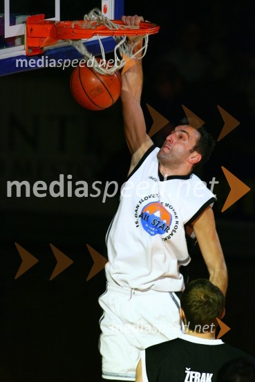 Saša Dončič, KK Geoplin Slovan, najboljši igralec Allstars tekme, med zabijanjem na koš15. dan slovenske moške košarke