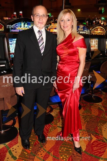 Gregor Jeza, predsednik uprave Hit Šentilj d.d. in Darja Hlade, moderatorka in povezovalka modne revijeMondeno v Mondu - modna revija