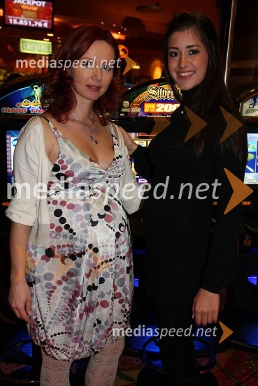 Metka Klajderič Kobler, lastnica agencije Vulcano models in Mihaela Kukovec, manekenkaMondeno v Mondu - modna revija