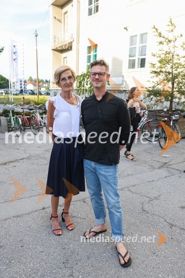  Mojca Kreft, dramaturginja in teatrologinja;  Tibor Mihelič Syed, direktor, Slovensko mladinsko gledališčeHlapci, premiera Slovenskega mladinskega gledališča