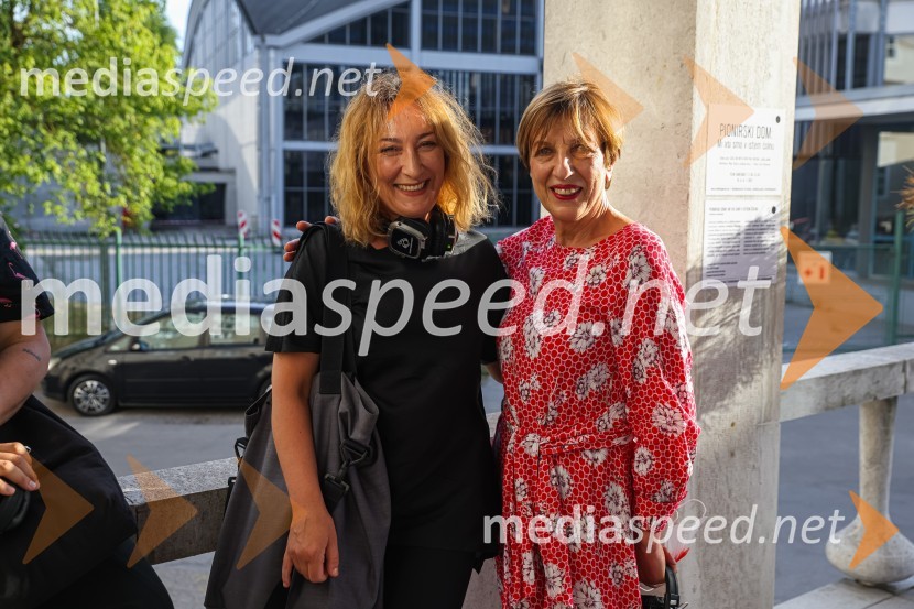 Maja Kleczewska, režiserka;  Viktorija  Potočnik, direktorica Pionirskega domaHlapci, premiera Slovenskega mladinskega gledališča