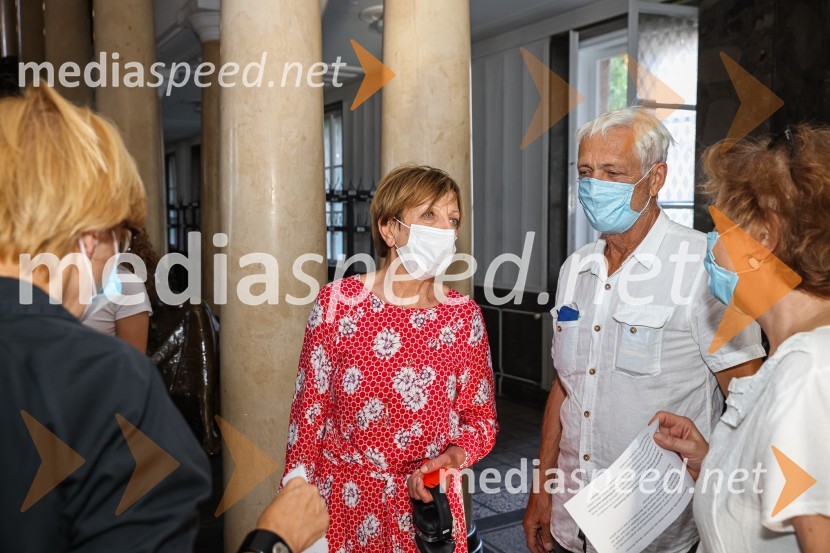  Viktorija  Potočnik, direktorica Pionirskega doma;  ... Hlapci, premiera Slovenskega mladinskega gledališča