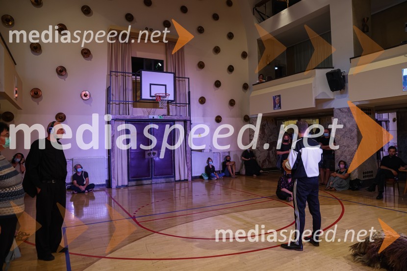 Hlapci, premiera Slovenskega mladinskega gledališča